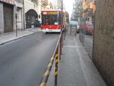 Il bus n.7 fatica a passare